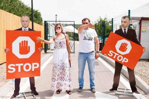 (FOTO) Flashmob-ul de la OrheiLand continuă: Dodon și Chicu, „paznici” la intrarea în parc
